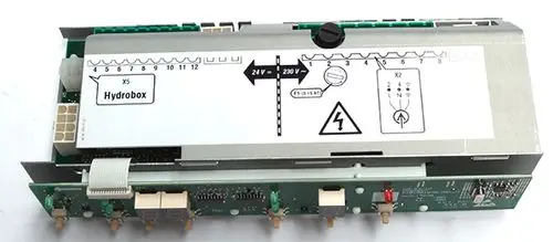 Brennerregler von Daikin mit Anschlussmöglichkeiten und Schaltplänen, platziert auf einer grünen Leiterplatte. Sicherheits- und Spannungsmarkierungen sind sichtbar.